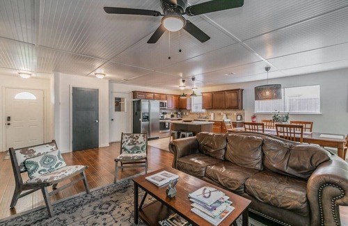 Arlington Cottage | Ideal Northgate Cottage in Arlington Near AT&T and Cowboys