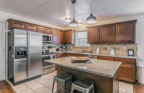 Arlington Cottage | Ideal Northgate Cottage in Arlington Near AT&T and Cowboys