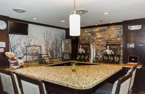 Grand Forks Condo | Convenient Stay Near University of North Dakota with Pool