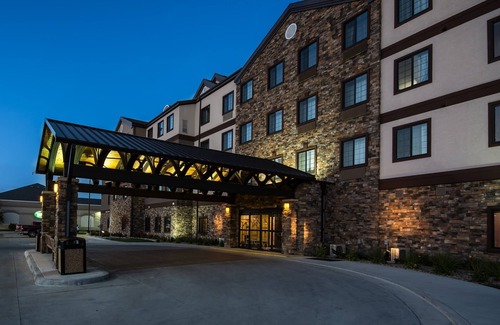 Grand Forks Condo | Convenient Stay Near University of North Dakota with Pool