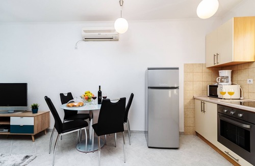 Okrug Gornji Apartment | Ideal Beachside Retreat: 15 Mins from Split Airport