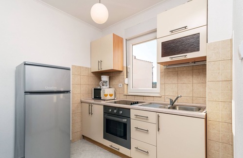 Okrug Gornji Apartment | Ideal Beachside Retreat: 15 Mins from Split Airport