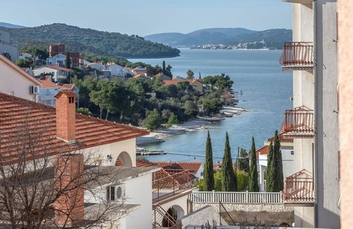 Okrug Gornji Apartment | Ideal Beachside Retreat: 15 Mins from Split Airport