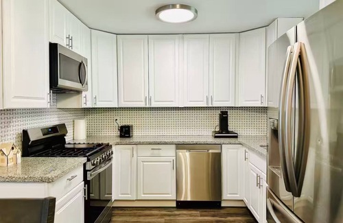 Lawrence House | 15 Minutes away from downtown. Entire guest house.