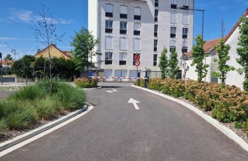 Troyes Apartment | Convenient Getaway: 15 Minutes from Downtown with Family Amenities