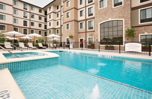 Hollywood Park Apartment | Convenient Studio Near Six Flags with Pool and Spa Access