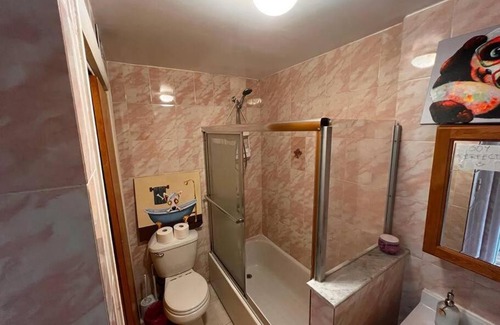 Queens Apartment | Convenient Stay: 15 Mins to Manhattan with Balcony Access