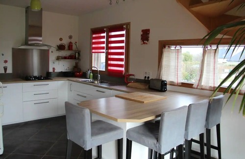 Ploemel House | Cozy Wooden House: 15 Min to Beaches with Ocean View