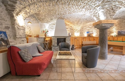 Saint-Andre Ski Chalet | Perfect Retreat: 15-Person Gîte with Sauna & Billiards