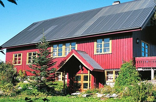 Lauvsnes House | Spacious 15-Person Holiday Home with Oceanfront Views