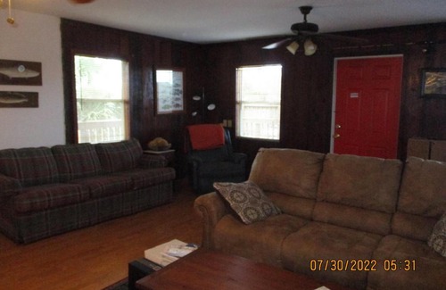 Salem House | Family-Friendly Getaway at 150 King Fisher Rd.