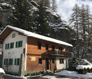 Evolene Ski Chalet | Spacious 5-Bedroom Chalet for Groups of Up to 10 Guests
