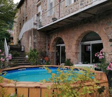 Mariac House | Spacious 4-Bedroom House with Kitchen for 8 Guests