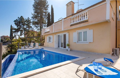 Medveja House | Spacious 5-Bedroom House with Private Pool for 10 Guests