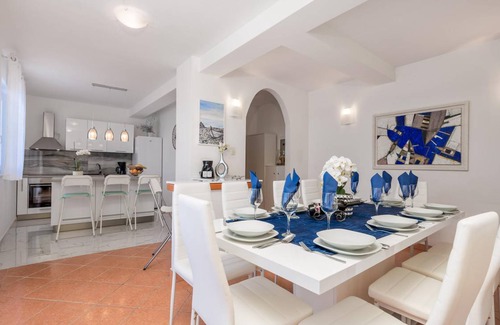Medveja House | Spacious 5-Bedroom House with Private Pool for 10 Guests