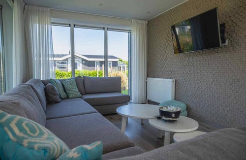 Oost-Graftdijk House | Spacious 5-Bedroom House with Pool for Up to 10 Guests