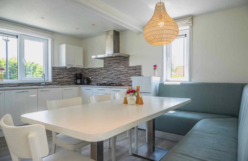Oost-Graftdijk House | Spacious 5-Bedroom House with Pool for Up to 10 Guests