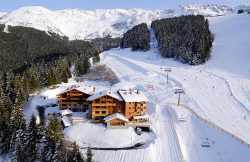 Prapoutel Apartment | Cozy Retreat near Les 7 Laux with Balcony and Spa