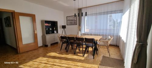 Sahlkamp Apartment | 150qm-6 Rooms-Free Privat Parking-2 Bathrooms-Wifi-Yihapartment