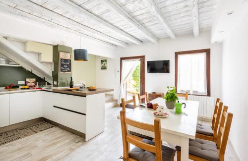 Favaro Veneto Apartment | Pet-Friendly Haven: 153 Tulips Home with a 9/10 Rating