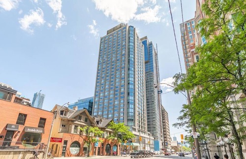 Bloor-Yorkville Apartment | Modern Studio Retreat in Yorkville - Pet & Child Friendly