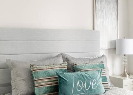 Bloor-Yorkville Apartment | Modern Studio Retreat in Yorkville - Pet & Child Friendly