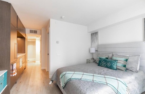 Bloor-Yorkville Apartment | Modern Studio Retreat in Yorkville - Pet & Child Friendly
