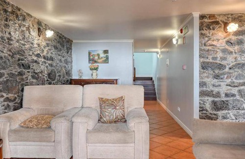 Arco da Calheta House | Spacious 4-Bedroom House with Pool for 8 Guests