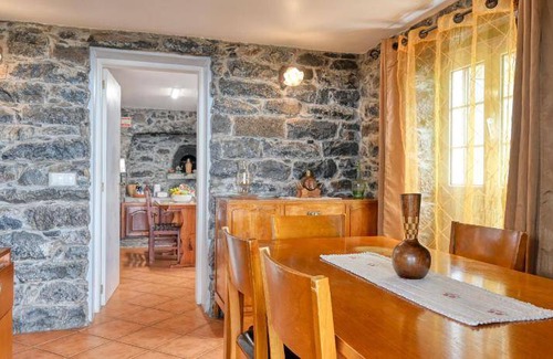 Arco da Calheta House | Spacious 4-Bedroom House with Pool for 8 Guests