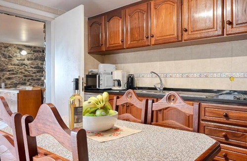 Arco da Calheta House | Spacious 4-Bedroom House with Pool for 8 Guests