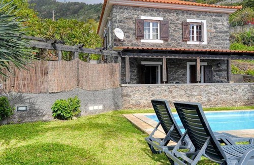 Arco da Calheta House | Spacious 4-Bedroom House with Pool for 8 Guests
