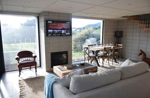 Waikanae Apartment | Exquisite 157 Field Way Lodge with Oceanfront Pool & Hot Tub
