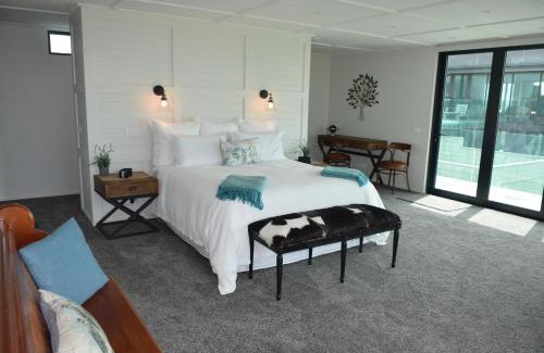 Waikanae Apartment | Exquisite 157 Field Way Lodge with Oceanfront Pool & Hot Tub