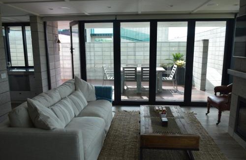 Waikanae Apartment | Exquisite 157 Field Way Lodge with Oceanfront Pool & Hot Tub