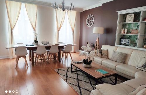 Valence Apartment | Spacious 4-Bedroom Retreat in Vibrant City Center