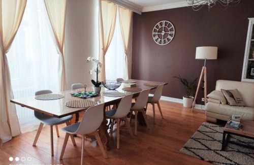 Valence Apartment | Spacious 4-Bedroom Retreat in Vibrant City Center