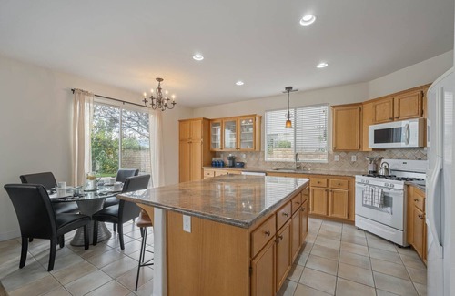 Castaic House | Unforgettable Retreat with Majestic Views Near Magic Mountain