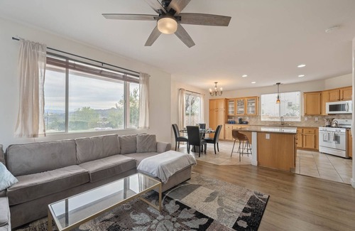 Castaic House | Unforgettable Retreat with Majestic Views Near Magic Mountain