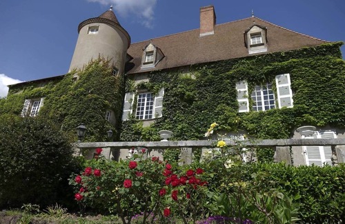 Artonne Villa | Historic Chateau with Pool & Park - Guest Rated 10/10