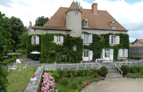 Artonne Villa | Historic Chateau with Pool & Park - Guest Rated 10/10