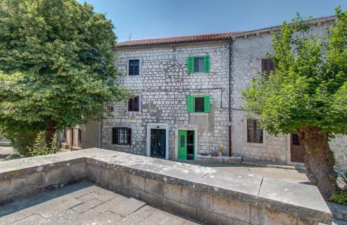Mali Losinj Apartment | Historic 15th Century House in Osor with Ocean Views