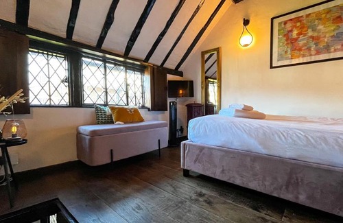 Henley-on-Thames House | Historic Character Cottage in Henley Centre with Pet Welcome