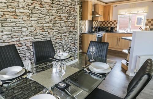 Tunstall House | Inviting 16 Badgers Retreat: Pet-Friendly with High Ratings