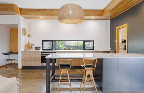 Port Elliot House | 16 Barton Street -DIVE RIGHT IN