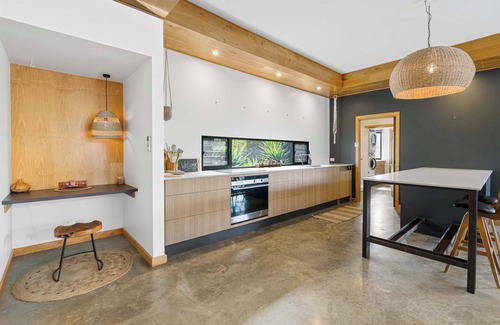 Port Elliot House | 16 Barton Street -DIVE RIGHT IN