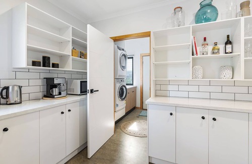 Port Elliot House | 16 Barton Street -DIVE RIGHT IN