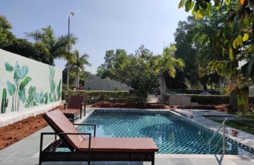 Hosur Resort | Pet-Friendly 16 Bedouin: Pool, Restaurant & Breakfast Awaits