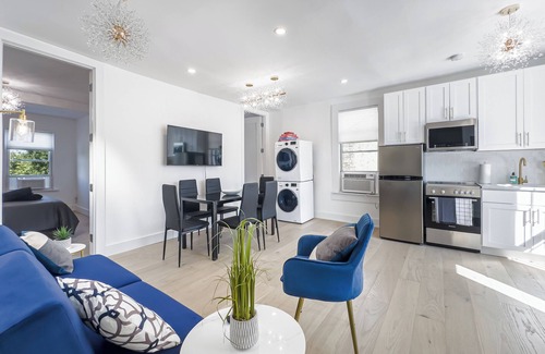 Crown Heights House | 16 Bedroom Fourplex Close to The train - Huge Decks - sleeps 32
