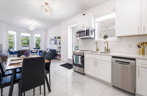 Crown Heights House | 16 Bedroom Fourplex Close to The train - Huge Decks - sleeps 32