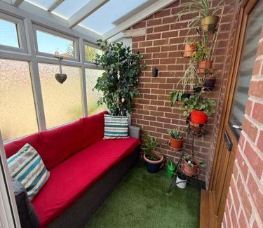 Uttoxeter Bed & Breakfast | 16 BENTLEY ROAD - Uttoxeter, ENTIRE HOLIDAY HOME, COSY ACCOMMODATION